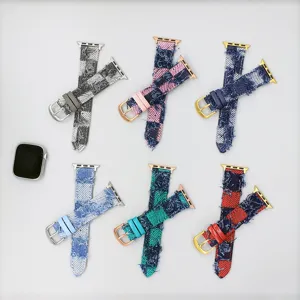 Ruitjes denim vervangend horlogebandje compatibel met Apple Watch, gedetailleerd.