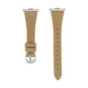 Gros plan d'un bracelet de montre en peluche kaki avec boucle argentée, détails doux d'hiver.