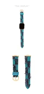 Dettaglio cinturino orologio in tessuto scozzese e pelle, tweed blu ottanio con fibbia dorata.