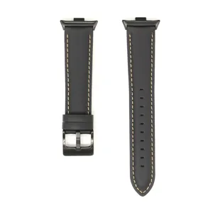 Cinturino per orologio in pelle nera con cuciture beige e fibbia in metallo di ricambio.