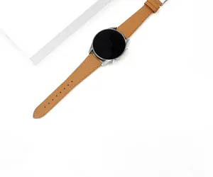 Primo piano dettagliato del cinturino per orologio in pelle marrone con cassa.