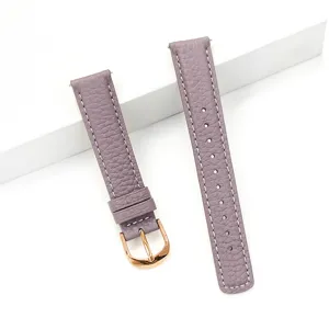 Detailansicht des 18mm Litschi-Muster Echtleder-Uhrenarmbands in eleganter graulila Farbe.