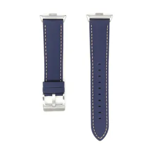 Cinturino di ricambio in pelle blu scuro con fibbia argentata e cuciture a contrasto.