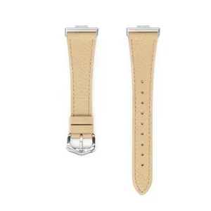 Cinturino per orologio in pelle beige con stampa litchi in dettaglio con fibbia.