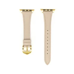 Vista dettagliata del cinturino per orologio in pelle beige con design curvo ed elementi dorati.