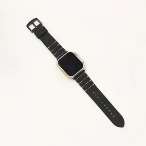 Primer plano detallado de la correa de reloj de cuero negro con costuras de contraste.