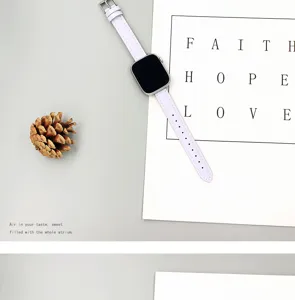 Bracelet de montre fin en cuir pour Apple Watch, élégant bracelet violet pour femmes chic.