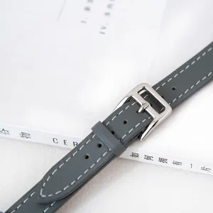 Slanke lederen horlogeband voor Apple Watch, stijlvolle vervangingsband met metalen gesp.