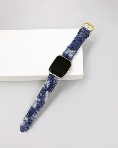 Ruitjes denim stof Apple Watch bandje met gouden gesp mooie gedetailleerde aanzicht.
