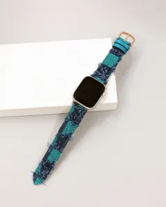 Detail ruitjes denim horlogeband voor Apple Watch, voorzien van gerafelde stof en metalen gesp.