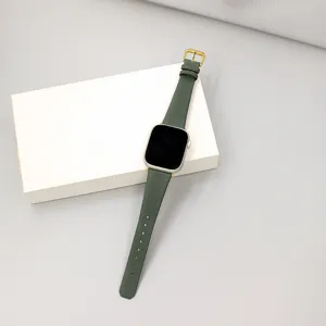 Vista dettagliata del cinturino di ricambio in vera pelle verde scuro per Apple Watch.