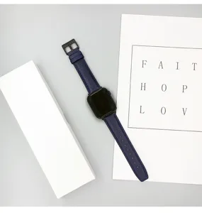 Primo piano dettagliato del cinturino per orologio in vera pelle perforata con fibbia in metallo.