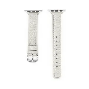 Detailansicht des schmalen Echtleder-Uhrenarmbands mit feiner Litschi-Musterung und Silberschnalle.