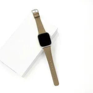 Nahaufnahme des Armbands aus genarbtem Echtleder in Khaki auf einer weißen Box präsentiert.