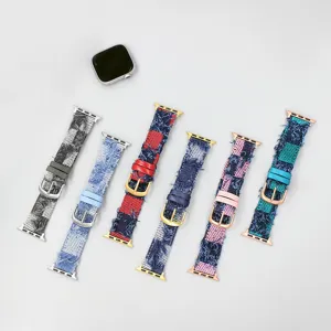 Close-up detailweergave van kleurrijke denim horlogebandjes met ruitjespatroon.