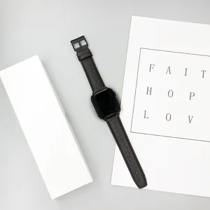 Cinturino per orologio in vera pelle nera perforata compatibile con Apple Watch, elegante.