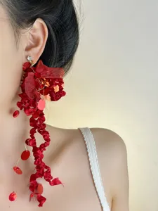 Splendidi orecchini con nappe di fiori in tulle rosso e paillettes, perfetti per lo stile sposa.