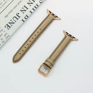 Dettaglio cinturino per orologio in pelle beige lucida con cuciture fini e fibbia oro rosa.