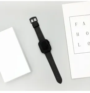 Primo piano del cinturino per smartwatch in pelle nera, con design perforato e fibbia resistente.