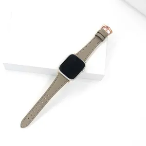 Detail van taupe leer horlogeband met roségouden gesp, elegante accessoire voor horloge.