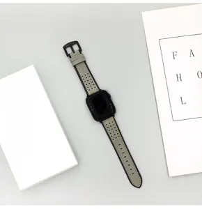 Vista dettagliata del cinturino in pelle retro perforato con fibbia nera per orologio.