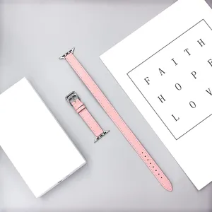 Cinturino in pelle rosa a doppio giro compatibile con Apple Watch, elegante accessorio di ricambio.