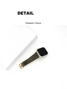 Groene lederen horlogeband compatible met apple watch, zachte schapenvacht textuur.