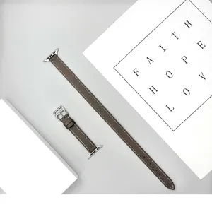 Dettaglio del cinturino in pelle a doppio giro per Apple Watch, elegante e sottile con fibbia.