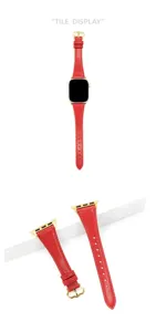 Detalle de correa de reloj de cuero rojo con curvas elegantes, hebilla y conector dorados.