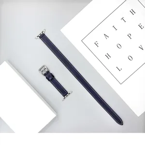 Primo piano dettagliato del cinturino per orologio double tour in pelle blu notte.