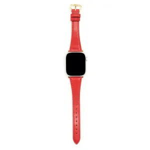 Elegante correa de cuero rojo para Apple Watch con diseño entallado y hebilla dorada.