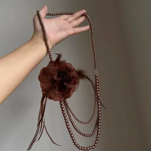 Collier Vintage en Perles Artificielles Fleur en Dentelle pour Femme Multi-rangs Style Gothique avec Plume et Gland