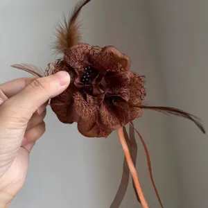 Collier pendentif fleur en tissu marron avec plumes et rubans pour femmes style rétro artistique