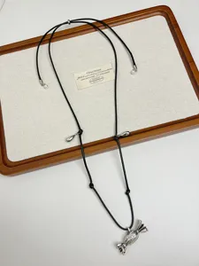 Collana con ciondolo a caramella in argento stile coreano con cordino nero, dettaglio maglia.