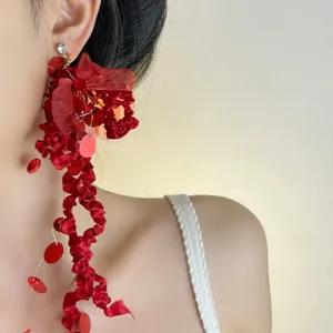 Orecchini pendenti lunghi fiore tulle rosso paillettes stile matrimonio donna moda