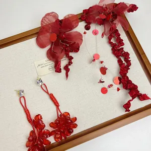 Orecchini pendenti con fiori in tessuto rosso e paillettes, gioielli chic da vacanza donna.