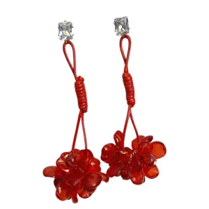 Orecchini pendenti in cristallo rosso con corda intrecciata e ciondoli floreali da donna.