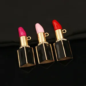Nahaufnahme von funkelnden Strass Lippenstift Anhängern, Metall Emaille DIY Schmuck Zubehör.