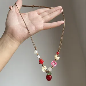 Zomerse dopamine-stijl ketting met kleurrijke kralen, schattige knopen en een rode appelhanger.