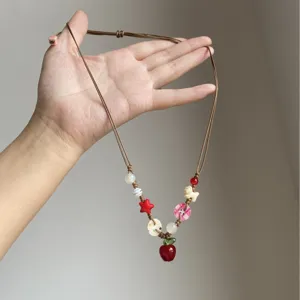 Handgemaakte kleurrijke kraal ketting met rode appel hanger voor dames zomermode sieraden.