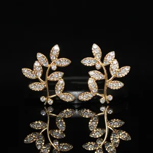 Dettaglio accessorio foglia strass oro, brillante per gioiello capelli sposa fai da te.