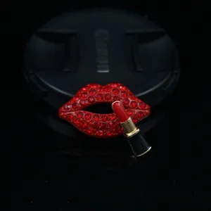 Nahaufnahme Detailaufnahme von roten Kristall Strass Lippen und Lippenstift Legierung.