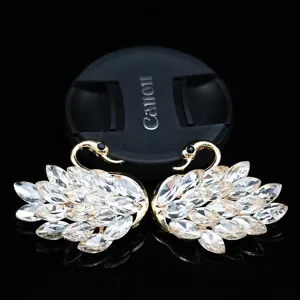 Dettaglio ravvicinato di ciondoli a cigno in strass di cristallo per accessori DIY.
