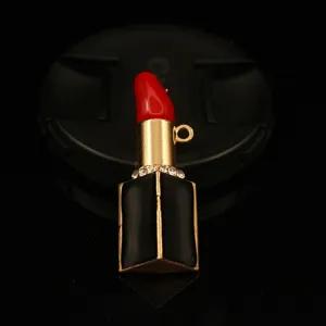 Lippenstift Form DIY Anhänger Detail Nahaufnahme, schwarz gold Strass Handyhülle Zubehör.