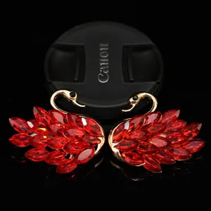 Primo piano dettagliato di accessori di cigno in cristallo rosso con pietre sfaccettate.