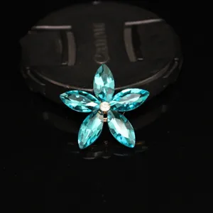 Gros plan sur fleur à cinq pétales en cristal marquise turquoise accessoire DIY en alliage.