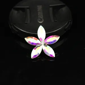 Gros plan détaillé du pendentif breloque DIY en alliage à cinq pétales de cristal irisé.