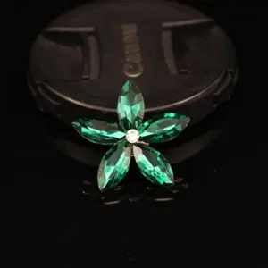 Accessoire en alliage fleur à cinq pétales de cristal vert, vue détaillée du composant.