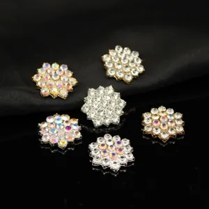 Primo piano di bottoni in lega di strass a fiocco di neve scintillanti per i vostri accessori.