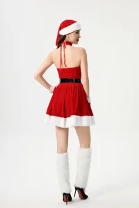 Dettaglio del costume di Natale sexy con abito in velluto rosso e pelliccia sintetica.